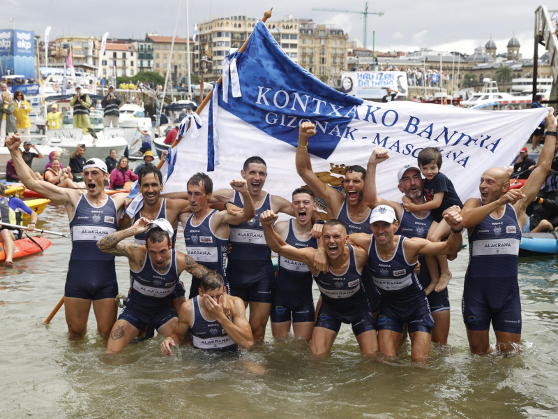 GRAFCAV7034. SAN SEBASTIÁN (ESPAÑA), 08/09/2024.- Urdaibai celebra la victoria en las dos jornadas de una Bandera de La Concha masculina que ya se adjudicó en 2023 y, a pesar de contar con una ventaja de la primera jornada de 14 segundos sobre Zierbena, no especuló para ganar también en el segundo domingo de septiembre, retener el título conseguido en 2023 y evidenciar que no ha tenido adversario que le haga sombra este verano. EFE/Juan Herrero