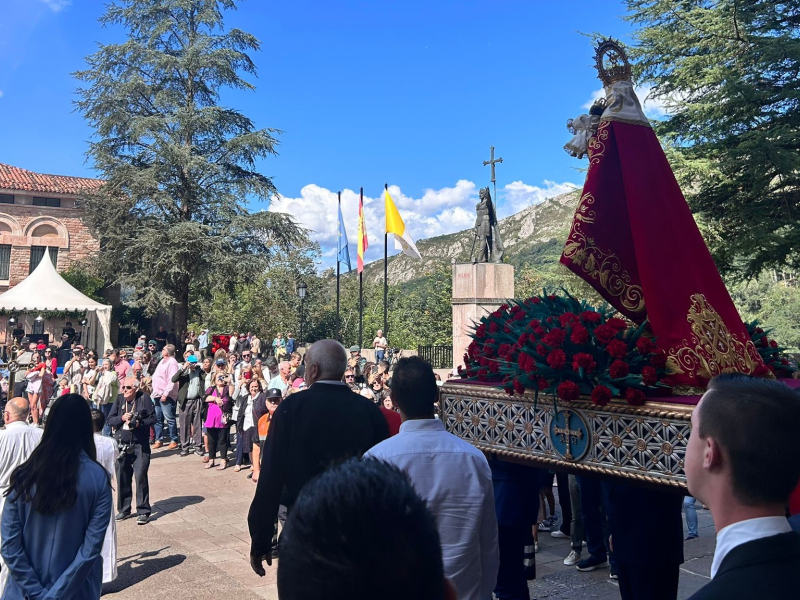 Tras la misa en la Basílica, la imagen de la Santina fue trasladada en procesión hasta la Santa Cueva