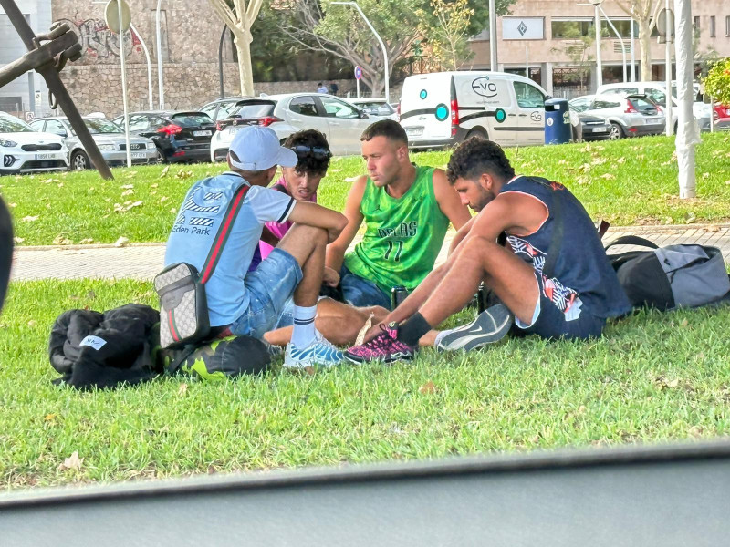 Migrantes llegados en patera en la estación marítima de Palma