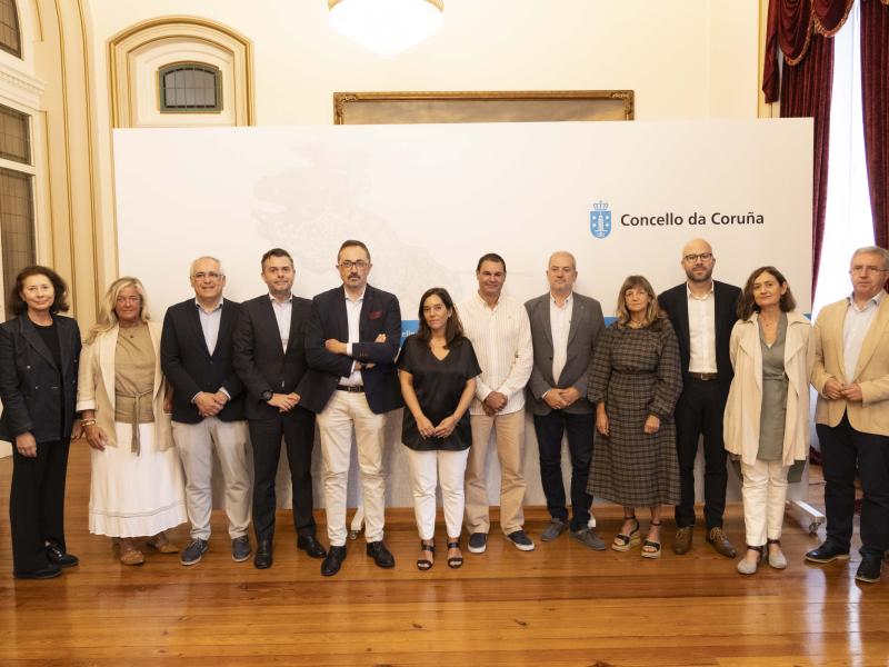 La alcaldesa, con el sector turístico de A Coruña