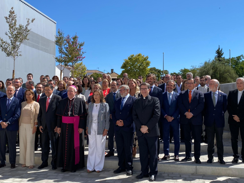 Foto de familia del arzobispo de Sevilla junto a miembros de la nueva institución académica