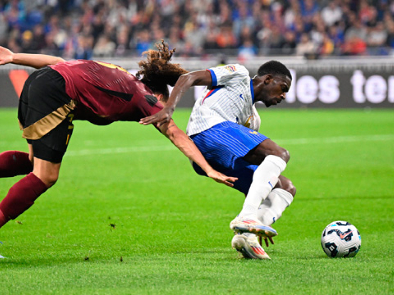 Dembélé trata de progresar con el balón en un momento del Francia - Bélgica, de la Liga de Naciones