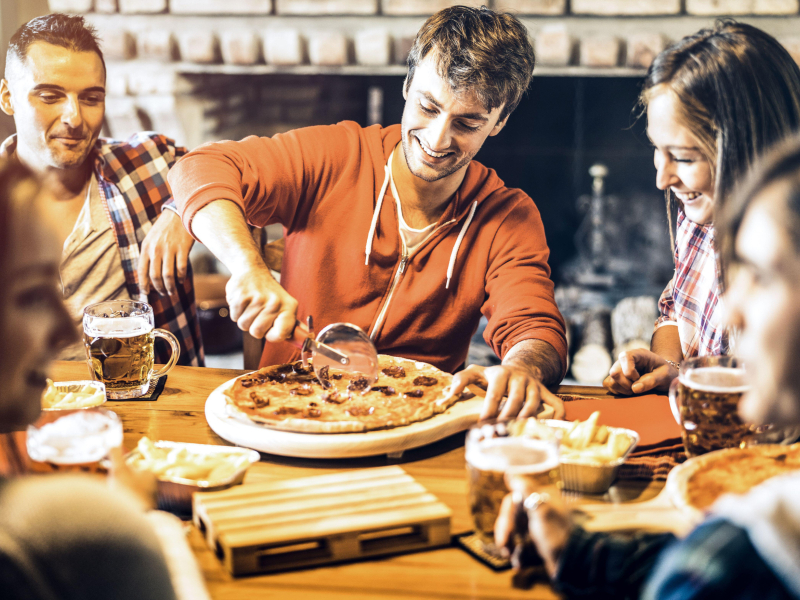 Grupo de amigos comiendo pizza