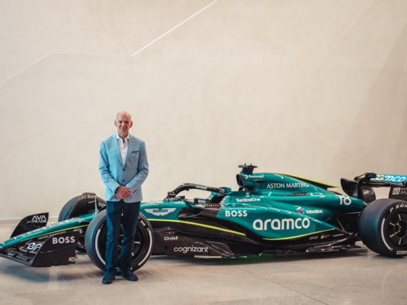 Adrian Newey, presentado por Aston Martin