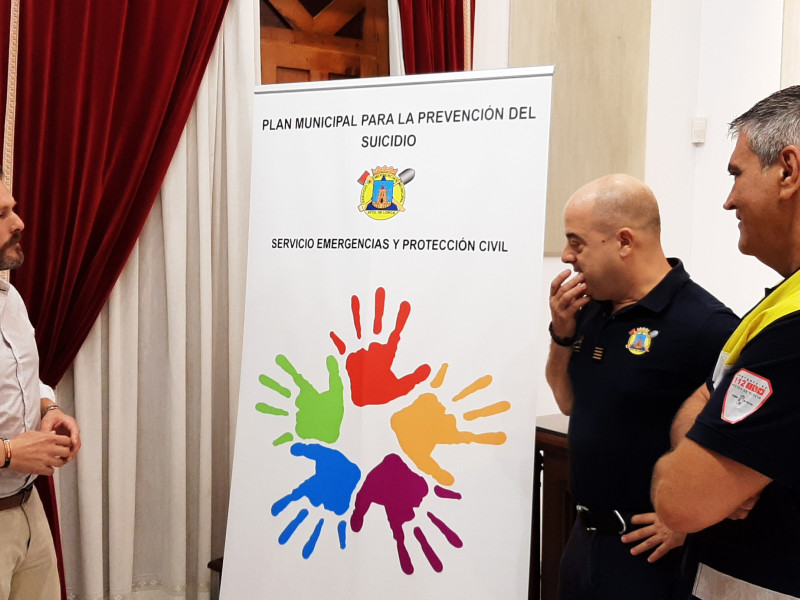 El concejal de Emergencias y técnicos de su departamento durante la presentación del plan municipal de prevención del suicidio