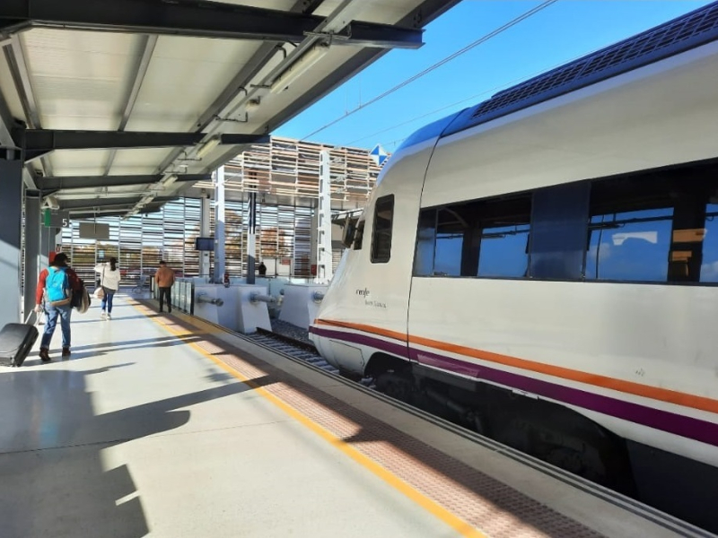 Tren de media distancia en la estación de Huelva.
RENFE
(Foto de ARCHIVO)
27/6/2024