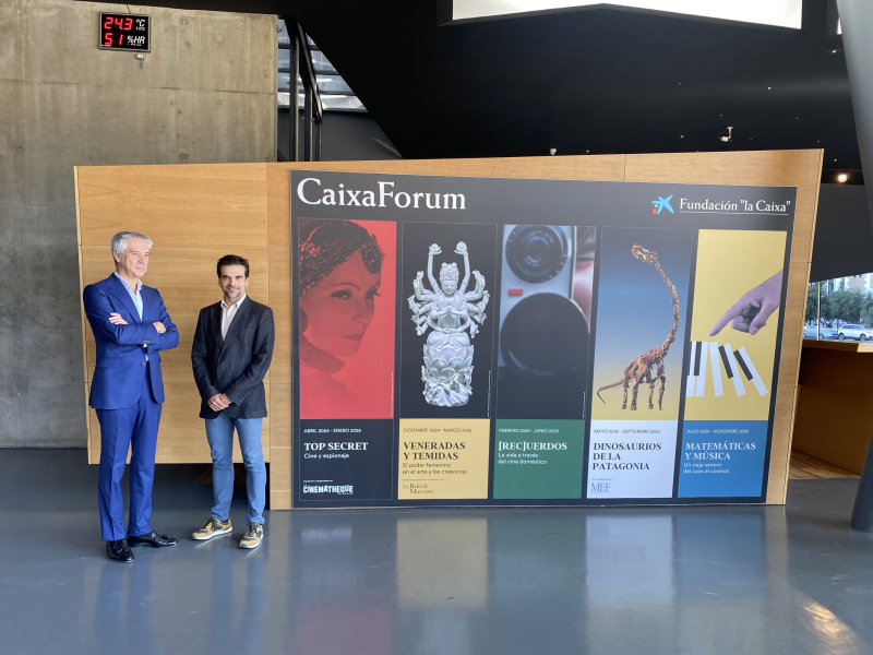 Responsable de Exposiciones, Javier Hidalgo,y el director de CaixaForum Zaragoza, Ricardo Alfós