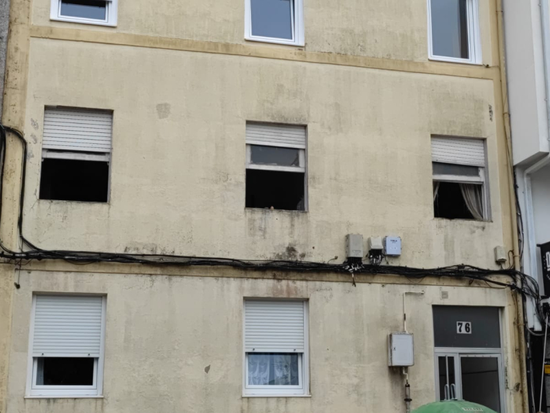 El hombre arrojó mobiliario de su vivienda por las ventanas