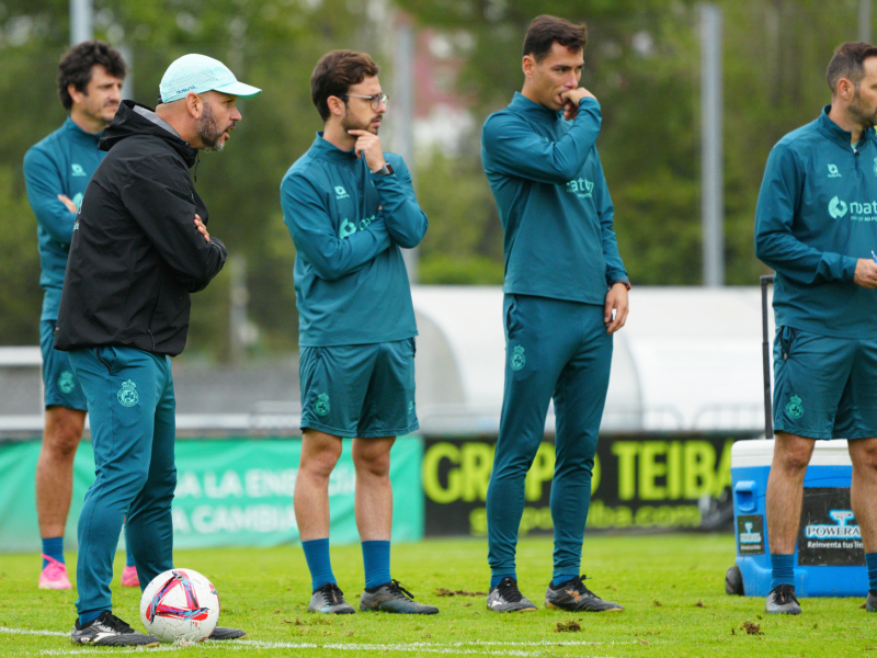 José Alberto, junto al resto de su cuerpo técnico, en un entrenamiento del Racing