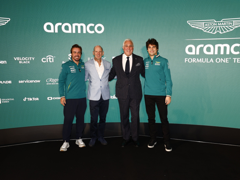 Adrian Newey, presentado por Aston Martin, junto a Fernando Alonso y Lance Stroll