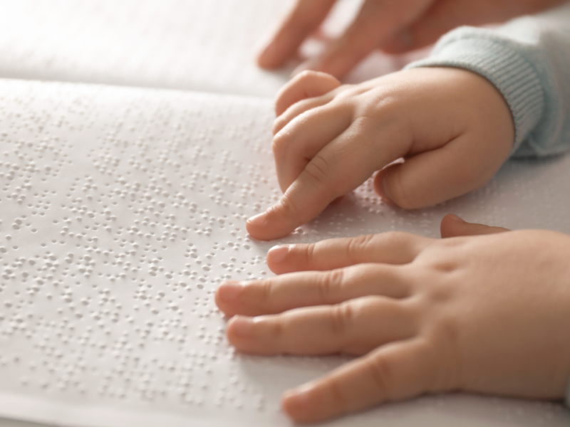 Niño leyendo braile