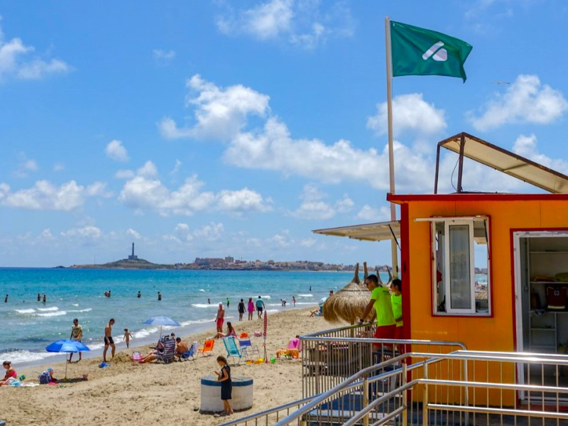 Una playa con servicio de vigilancia en La Manga