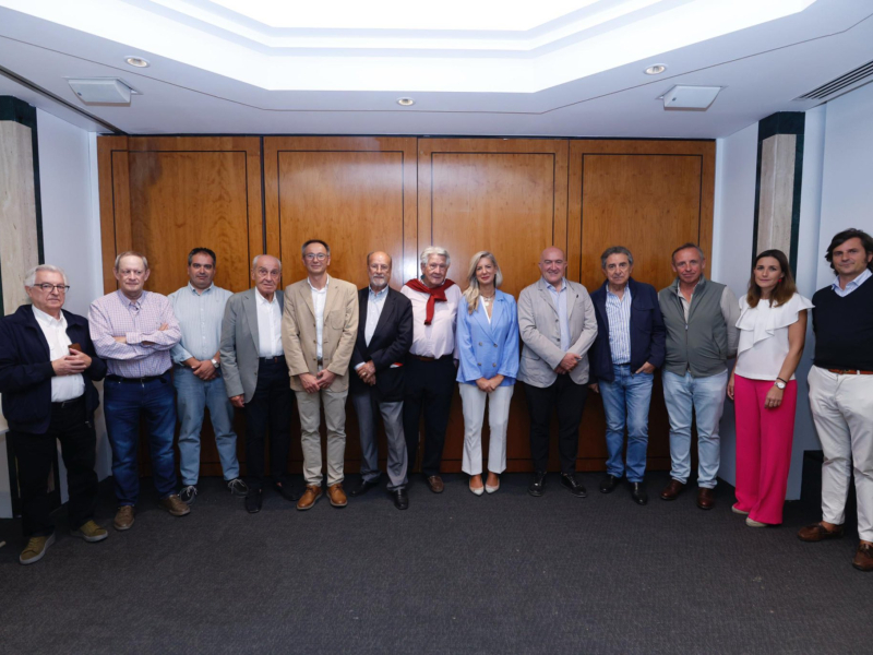 Foto de familia del jurado de los premios taurinos de Valladolid