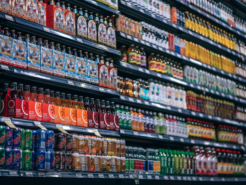 Productos en los estantes de un supermercado