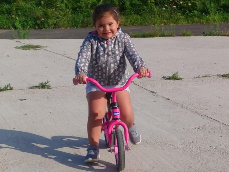 Iris en su bicicleta