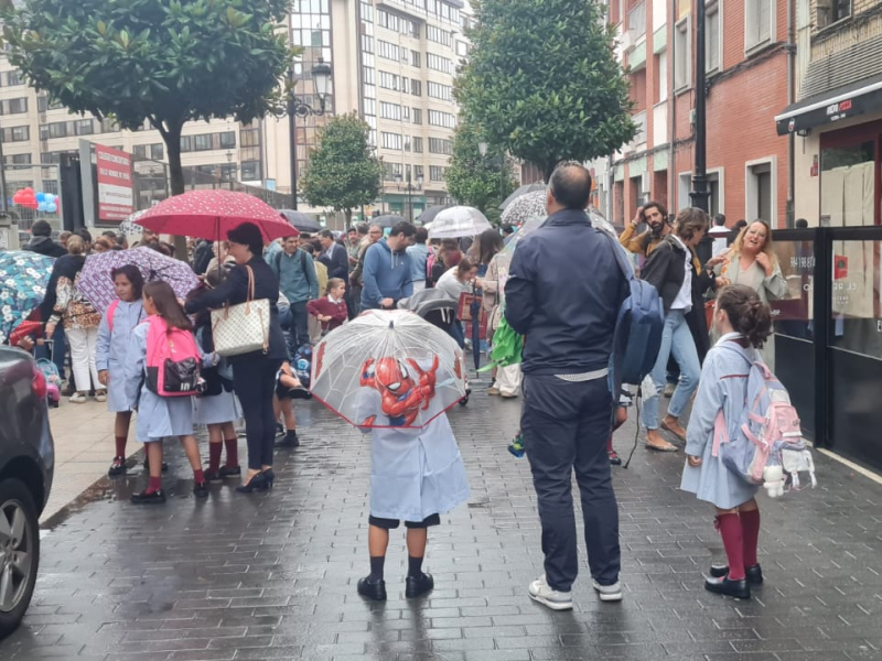 Estudiantes a las puertas del Colegio San Lázaro de Oviedo