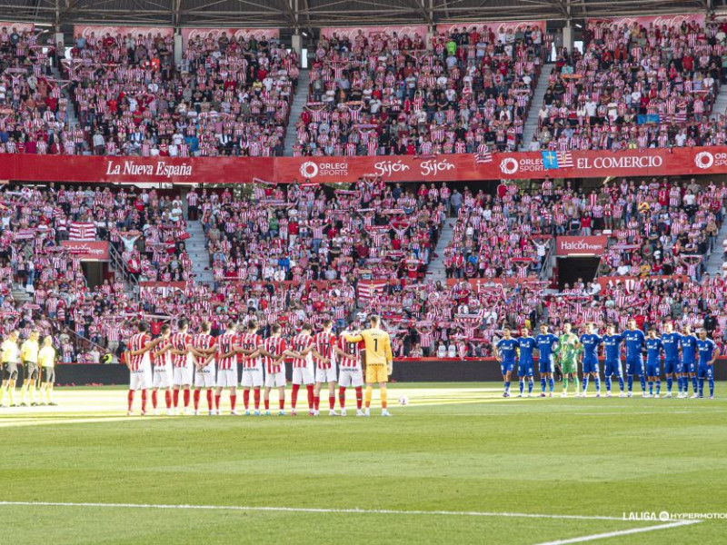 Minuto de silencio en el derbi asturiano.