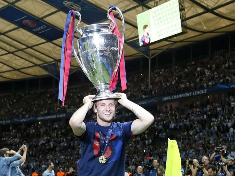 Ivan Rakitic con la Champions League conquistada con el Barcelona.