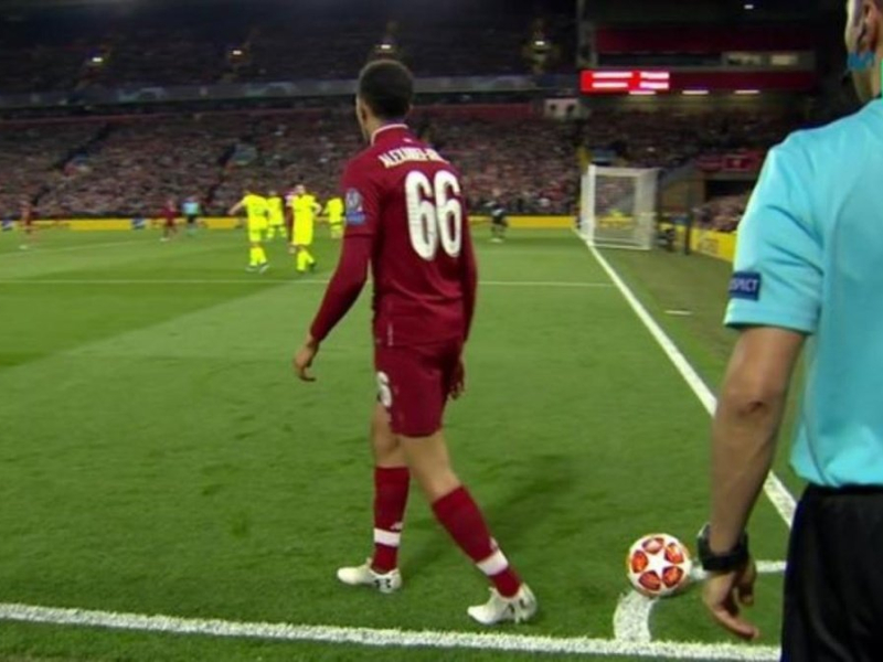 Alexander Arnold se dispone a sacar el córner del 4-0 del Liverpool al Barça.