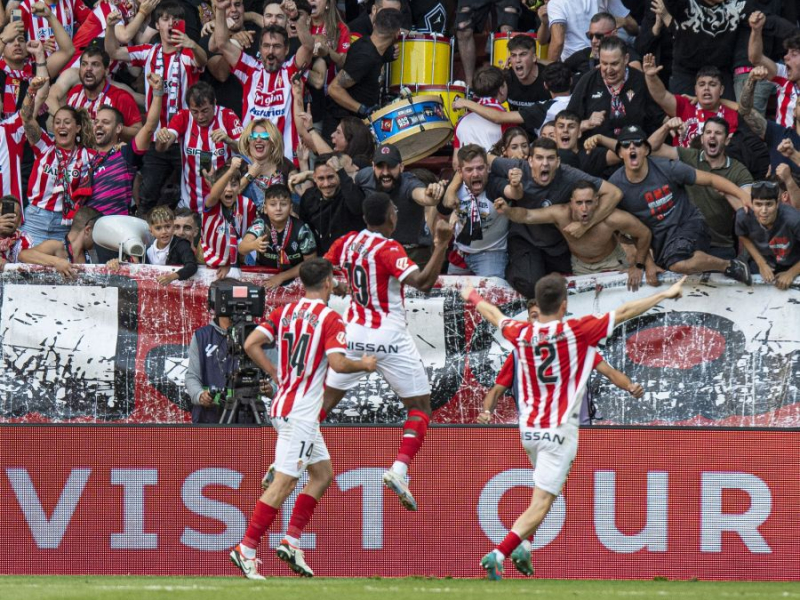 Guille Rosas celebra el gol de Juan Otero en el derbi.