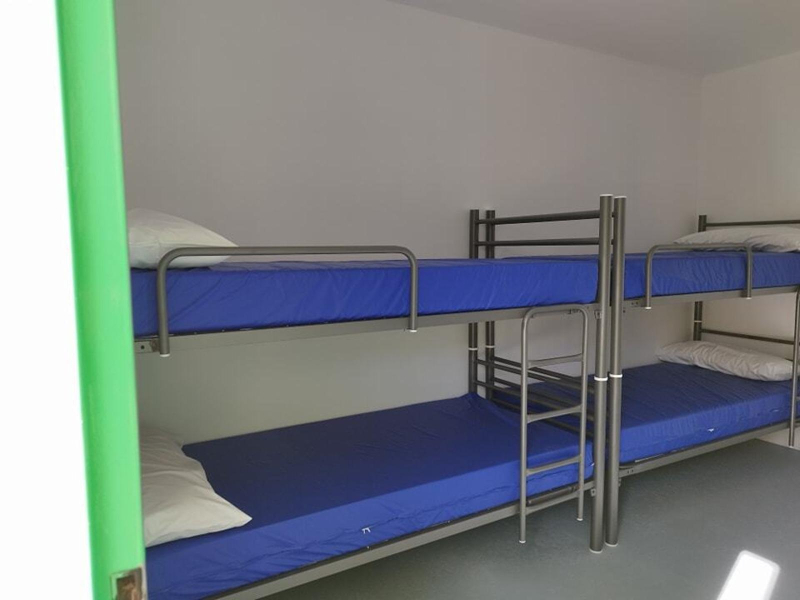 Una de las habitaciones de la residencia para temporeros de Lepe