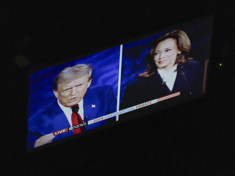 Pantalla que retransmitía el debate Trump - Kamala