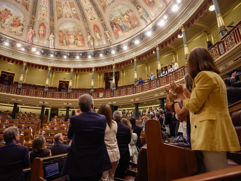 El hemiciclo aplaude al exalcalde de Caracas, Antonio Ledezma, que ha asistido este miércoles a la sesión de control al gobierno celebrada en el Congreso