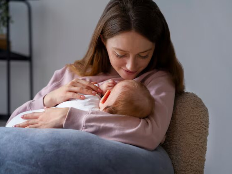 Una mujer amamanta a su bebé