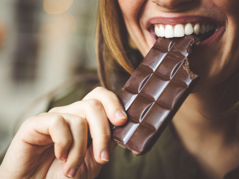 Un joven degustando una tableta de chocolate