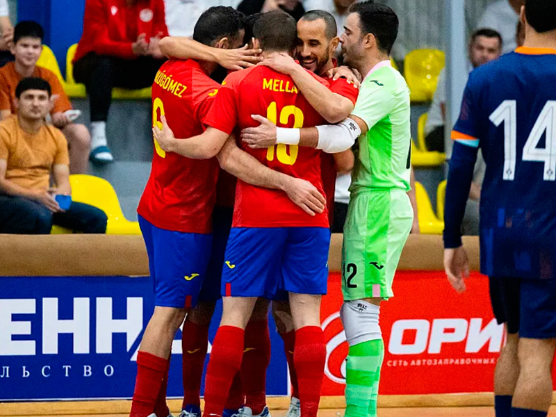 La selección española de fútbol sala se abraza tras conseguir un gol en uno de los partidos preparatorios para el Mundial 2024