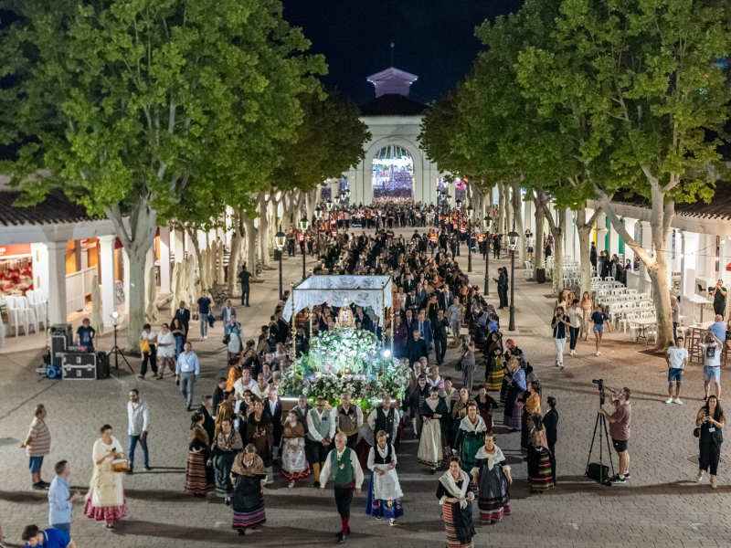 Decenas de personas procesionan con la Virgen de los Llanos durante la apertura de la puerta de Hierros de la Feria de Albacete