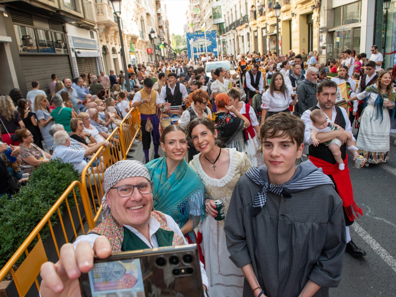 Decenas de personas durante la apertura de la puerta de Hierros de la Feria de Albacete