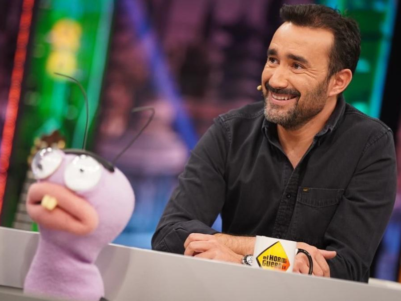 Juanma Castaño con una de las hormigas de El Hormiguero