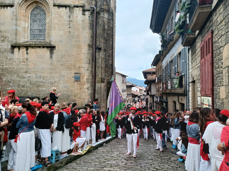 La compañía Jaizkible desfila en Hondarribia