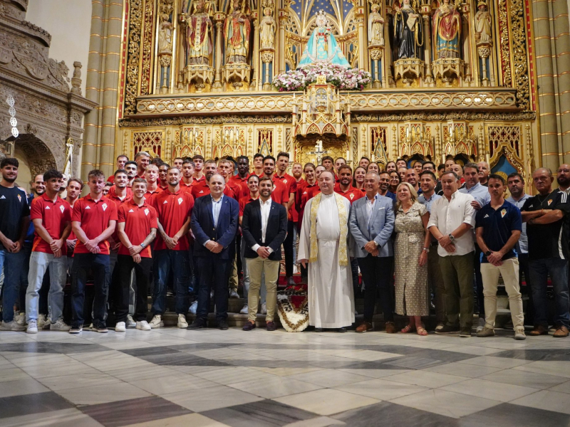 El Real Murcia realizó la tradicional ofrenda a la Virgen de la Fuensanta