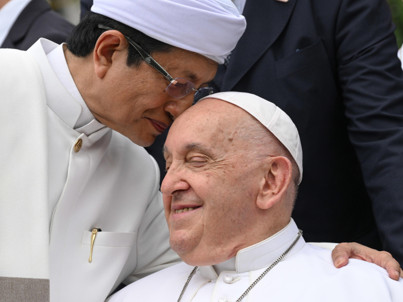 El Papa Francisco posa con el Gran Imán de la Mezquita Istiqlal, Nasaruddin Umar para una foto de familia al final del encuentro interreligioso en la Mezquita Istiqlal en Yakarta, Indonesia, este jueves. El Papa Francisco se encuentra en una visita apostólica al país de mayoría musulmana de Indonesia del 3 al 6 de septiembre, como parte de su viaje de 12 días a la región de Asia y el Pacífico, que incluye paradas en Papúa Nueva Guinea, Timor Oriental y Singapur.EFE/ Alessandro Di Meo