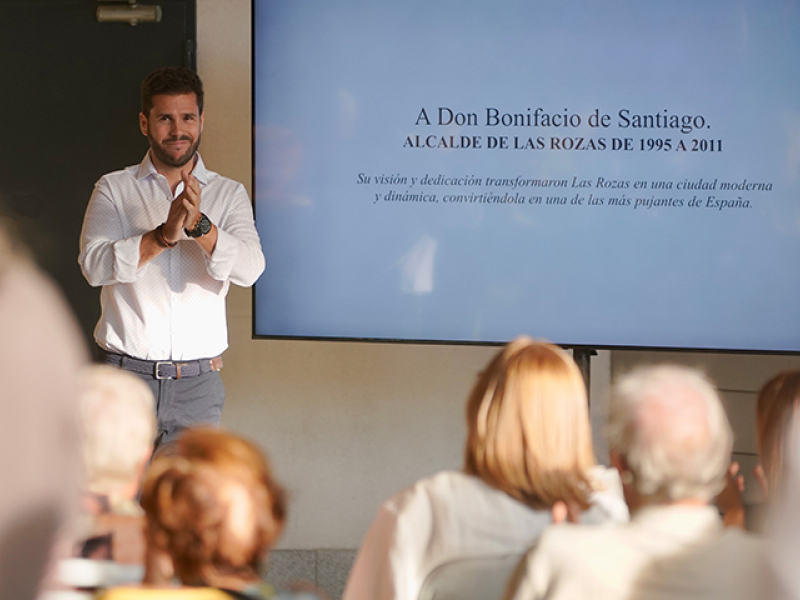 El hijo pequeño de Bonifacio de Santiago, David, durante el homenaje