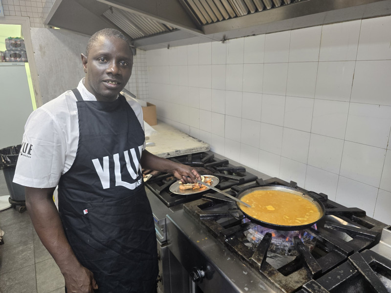 Alama durante el proceso de cocinar una paella