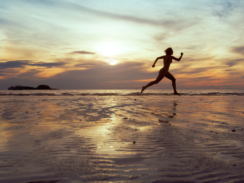 Chica corriendo en la playa