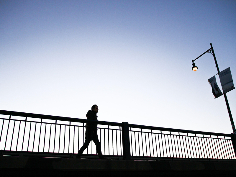 Hombre caminando en un puente