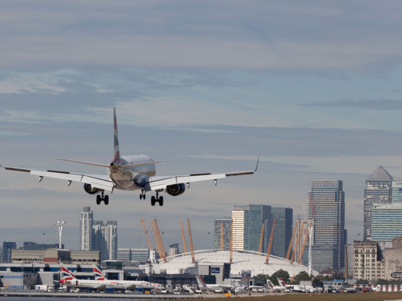 Avión aterrizando en Londres