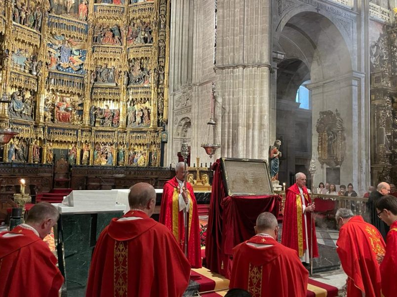 Muestra del Santo Sudario en el altar mayor de la Catedral de Oviedo