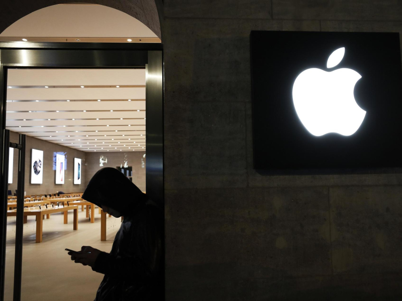 persona revisando su teléfono móvil en una tienda Apple, en Berlín