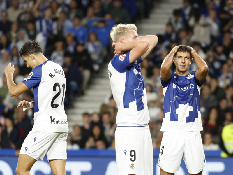 Los jugadores de la Real Sociedad lamenta una ocasión fallada