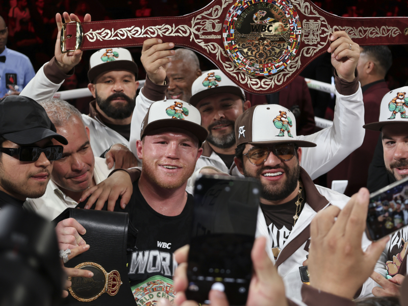 'Canelo' Alvarez celebra con su equipo tras vencer a Berlanga.