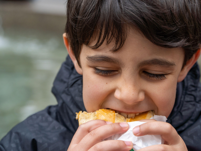 Niño comiendo