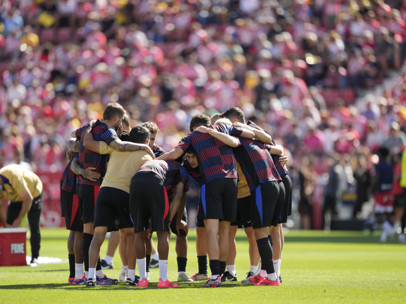 Los jugadores del Barcelona hacen una piña tras el calentamiento en Monitlivi.