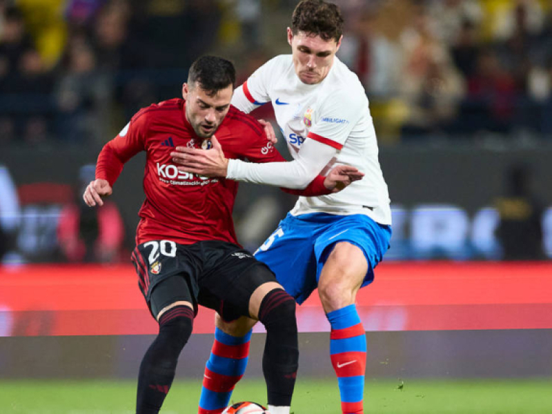 Christensen marca a Arnaiz durante el Barcelona - Osasuna en la Supercopa de España.