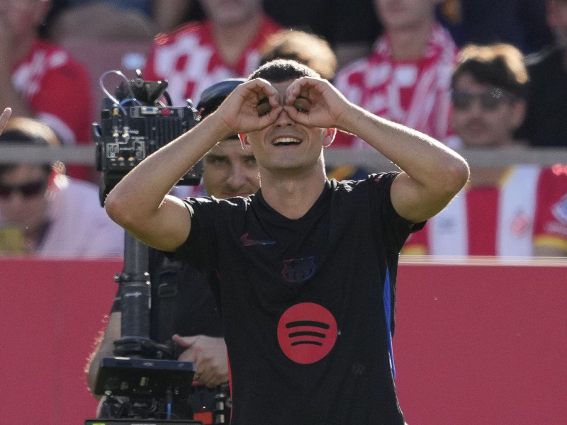 Pedri celebra tras su gol con el Barcelona.