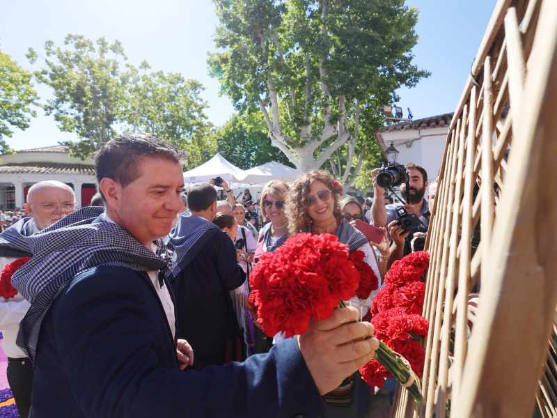 Santiago Cabañero también llevó sus flores a la PAtrona.